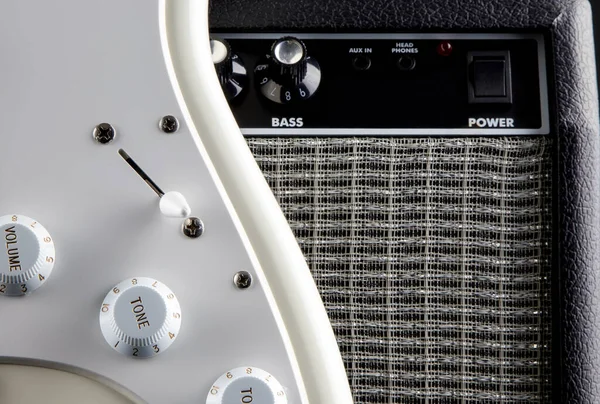 ホワイト エレクトリック ギターとアンプのクローズアップ — ストック写真