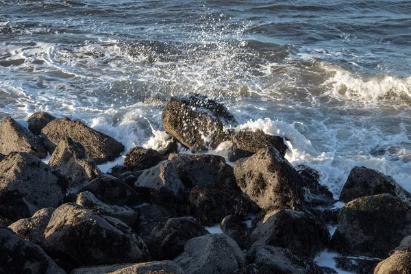 Incoming Ocean Waves Breaking Coastal Rocks — Stock Photo, Image