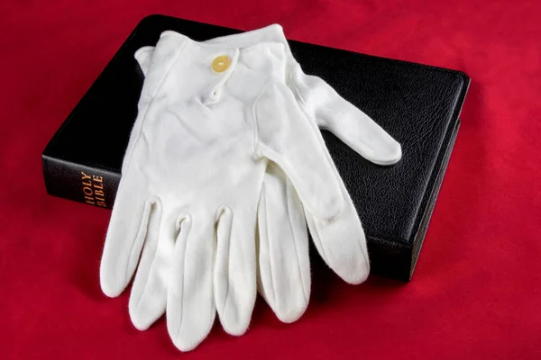 Λευκά Γάντια Και Βίβλος Απομονώνονται Κόκκινο Φόντο — Φωτογραφία Αρχείου
