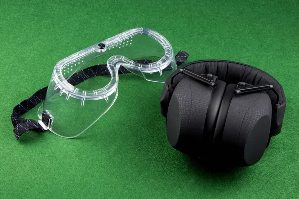 Gafas Seguridad Protección Auditiva Aisladas Una Mesa Fieltro Verde — Foto de Stock
