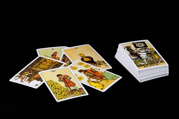 Cartes Tarot Dispersées Isolées Sur Dessus Table Noir — Photo