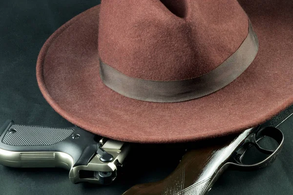 Μαλακό Καπέλο Πυροβόλα Όπλα Ένα Baize Καλύπτονται Τραπέζι Τυχερών Παιχνιδιών — Φωτογραφία Αρχείου