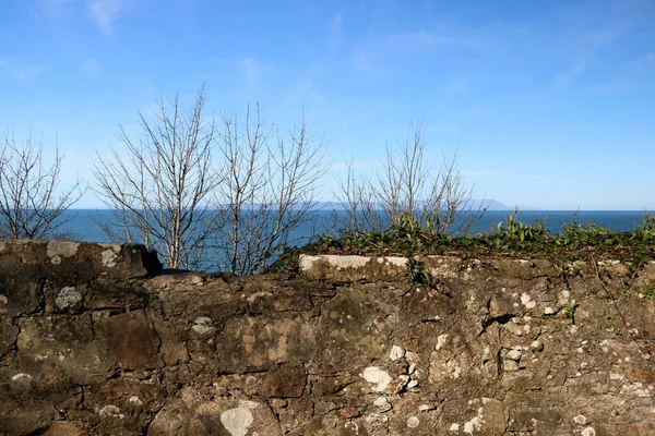 Starobylá Kamenná Zeď Výhled Moře Ostrova Arran Skotsku — Stock fotografie