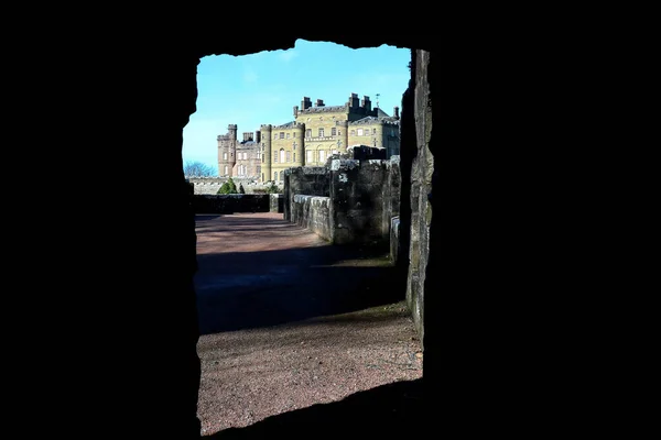 苏格兰的库尔兹恩城堡 透过古老的窗户可以看到 — 图库照片