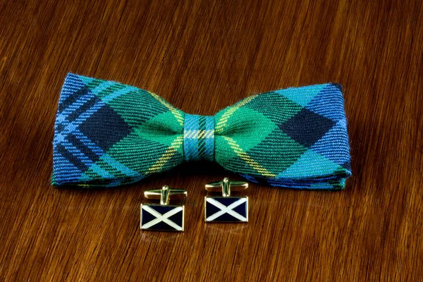 Gemelos Escoceses Saltire Con Pajarita Tartán Una Superficie Madera Pulida — Foto de Stock