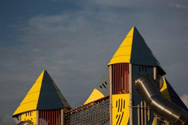 Gün batımında mavi gökyüzüne karşı halkın oynadığı alanların ayrıntıları