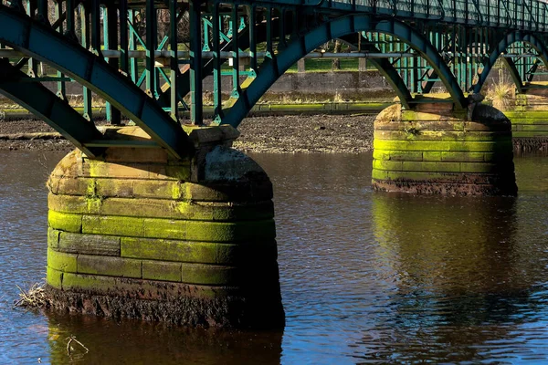 スコットランド南部のエア川にある古い石造りの橋の桟橋 — ストック写真