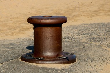 Kıyıdaki bir limanda eski bir metal yığını.