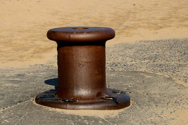 Kıyıdaki bir limanda eski bir metal yığını.