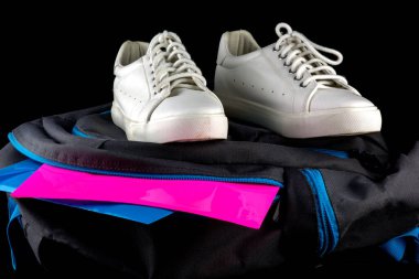 Okul çantalı okul ayakkabılarının yakın görüntüsü ve siyah arkaplan dosyaları