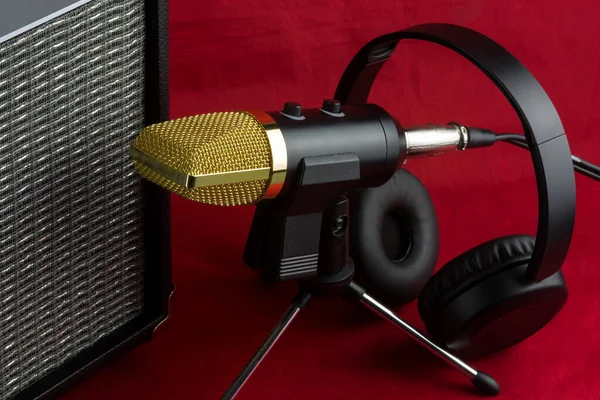 Amplificador Con Auriculares Micrófono Sobre Fondo Tela Roja — Foto de Stock