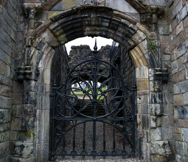 苏格兰斯特灵一座中世纪被毁公墓入口的铁门 — 图库照片