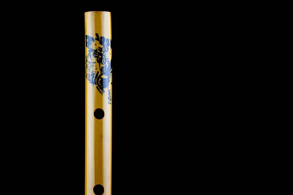 Vista Perto Flauta Bambu Chinês Isolado Contra Fundo Preto — Fotografia de Stock