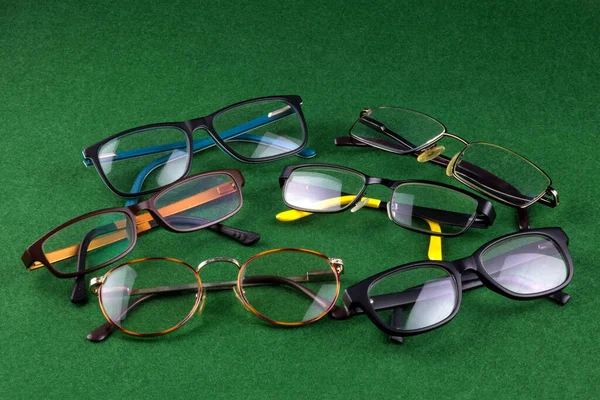Óculos Olho Sortidos Dispostos Uma Superfície Feltro Verde — Fotografia de Stock