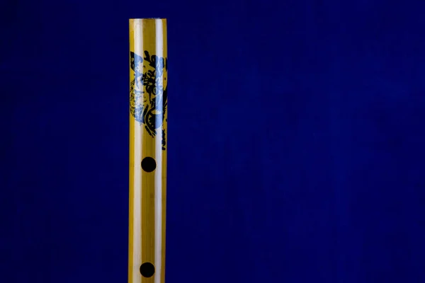 Vista Perto Flauta Bambu Chinês Isolado Fundo Azul — Fotografia de Stock
