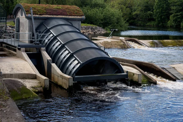 Kırsal Bir Nehirde Küçük Bir Hidroelektrik Santrali — Stok fotoğraf