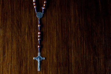 Eski ahşap arka planda haç ve tespih.