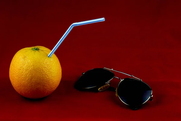 Laranja Palha Bebendo Para Bebida Laranja Com Óculos Sol Isolados — Fotografia de Stock