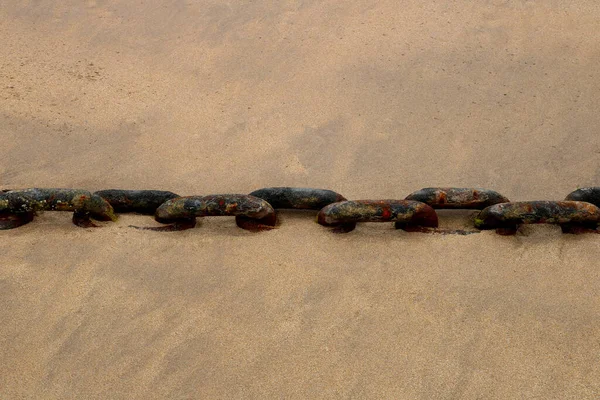 Old Rusty Heavy Duty Steel Chain Half Buried Seafront Location — Stok fotoğraf