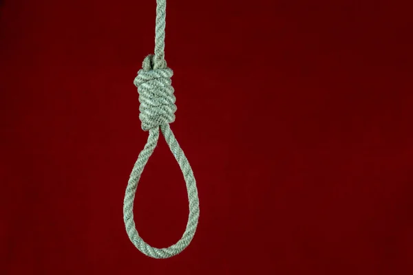 Cellat halatı kırmızı arka planda.