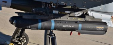 Tucson, ABD - 6 Kasım 2021: Bir çift AGM-114 Hellfire füzesi MQ-9 Reaper İHA 'sına monte edildi.