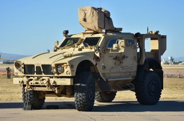 Tucson, ABD - 6 Kasım 2021: Oshkosh Mayına Karşı Dirençli Pusu Koruma (MRAP) kamyonu, ABD ordusu tarafından başta Irak ve Afganistan 'da olmak üzere askeri nakliye için kullanılmaktadır..