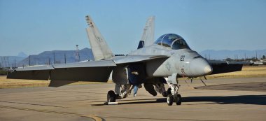 Tucson, ABD - 6 Kasım 2021: ABD Donanması FA-18 Hornet savaş uçağı Davis-Monthan Hava Üssü 'nden kalkışa hazırlanıyor.