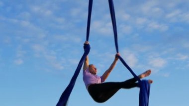Tuvallerdeki hava jimnastiği. Zayıf, güzel, atletik ve bronzlaşmış bir kadın dışarıda jimnastik yapıyor..