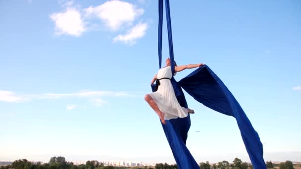 Aerial Gymnastics Canvases Slim Beautiful Athletic Tanned Woman Performs Gymnastic — Stock Video