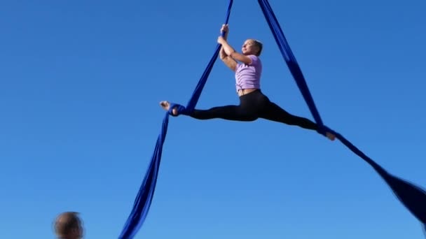 Gimnastyka Lotnicza Płótnach Szczupła Piękna Wysportowana Opalona Kobieta Wykonuje Ćwiczenia — Wideo stockowe