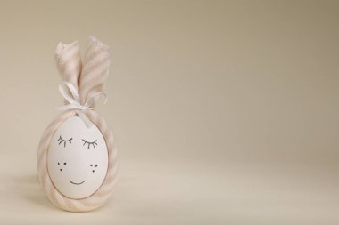 Hafif arka planda Paskalya tavşanı yumurtası