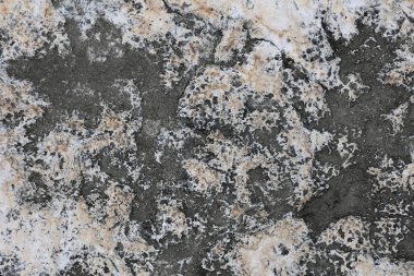 Gri benekli doğal bej taşına yakın plan.