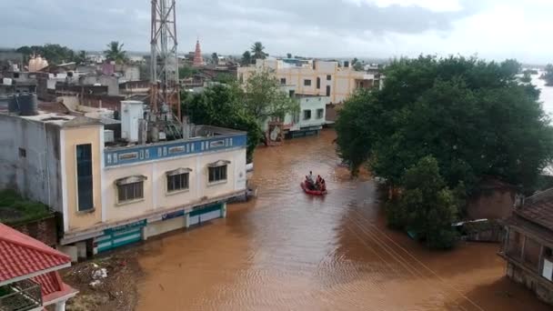 Kolhapr India 2021年7月24日 西マハラシュトラ州でモンスーン豪雨が発生した後 救助作業員はインフレータブルラフトを使用してイカランジの洪水地域から住民を避難させる — ストック動画