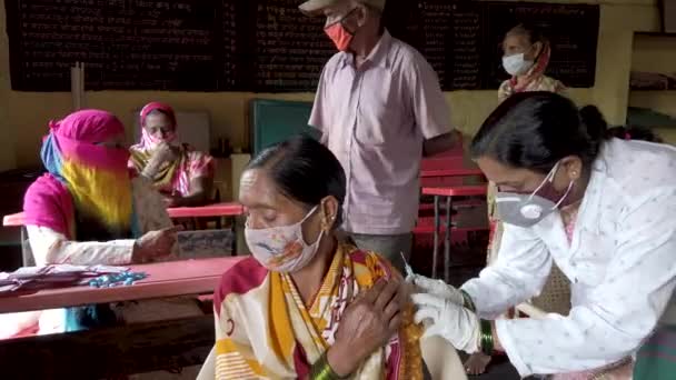 Kolhapur India Juli 2021 Een Arts Vaccineert Vrouw Met Een — Stockvideo