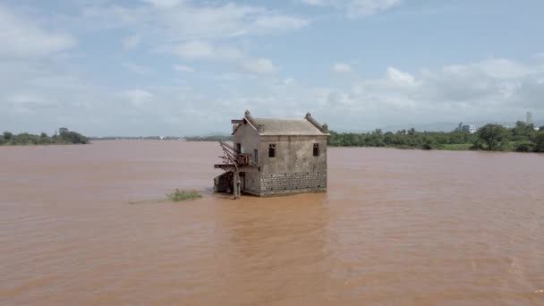 Mumbai India Lipiec 2021 Ogólny Widok Zalewanej Rzeki Tarali Ulewnych — Wideo stockowe