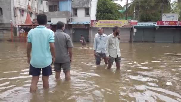 Kolhapur India Ιουλίου 2021 Άνθρωποι Περπατούν Μέσα Από Πλημμυρισμένη Κατοικημένη — Αρχείο Βίντεο
