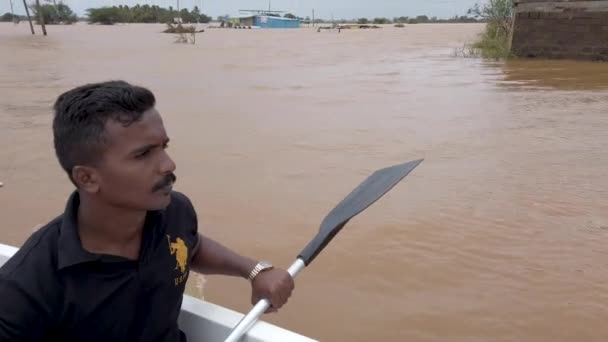 Kolhapur India Června 2021 Záchranáři Používají Nafukovací Vor Evakuaci Obyvatel — Stock video