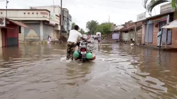 Kolhapur India 2021年7月29日 在马哈拉施特拉邦西部的季风暴雨过后 一名男子在经过Kolhapur的Herwad村被洪水淹没的住宅区时推着一辆摩托车前进 — 图库视频影像