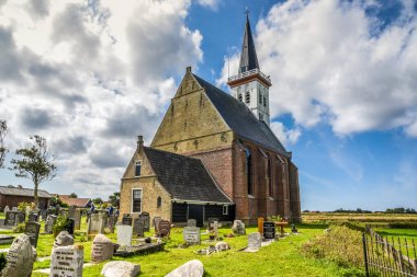 Den Hoorn, Texel, Hollanda. Ağustos 2021. Texel adasındaki Den Hoorn köyünün küçük kilisesi..