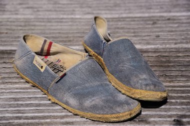 Texel, Hollanda 'da. Eylül 2021. Eski ahşap bir güvertede espadrilles giyiyordu..