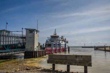 Horntje, Texel, Hollanda. Ağustos 2021. Den Helder ile Texel Adası arasındaki feribot için rıhtım..