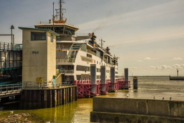 Horntje, Texel, Hollanda. Ağustos 2021. Den Helder ile Texel Adası arasındaki feribot için rıhtım..