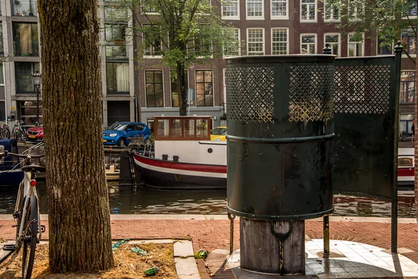 Άμστερνταμ, Ολλανδία. Σεπτέμβριος 2021. Μια αυθεντική δημόσια τουαλέτα fpr άνδρες στο Άμστερνταμ. — Φωτογραφία Αρχείου