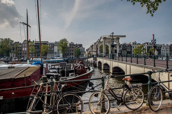 Άμστερνταμ, Ολλανδία. Σεπτέμβριος 2021. Ο ποταμός Amstel στο Άμστερνταμ, με τις γέφυρες και τα πλωτά σπίτια του. — Φωτογραφία Αρχείου