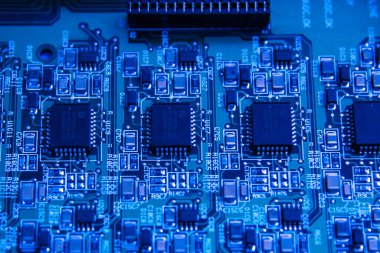 Ekim 2021. Bir bilgisayar ana kartındaki farklı devreleri kapat.