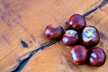 Ekim 2021. Tahta bir arka planda kestaneler.