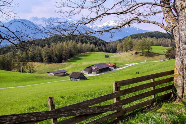 Tyrol, Oostenrijk. kwiecień 2010. Krajobraz górski w Austrii ze śnieżnymi szczytami górskimi w tle. — Zdjęcie stockowe
