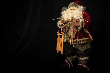 Siyah arka planda kızaklı Noel Baba.