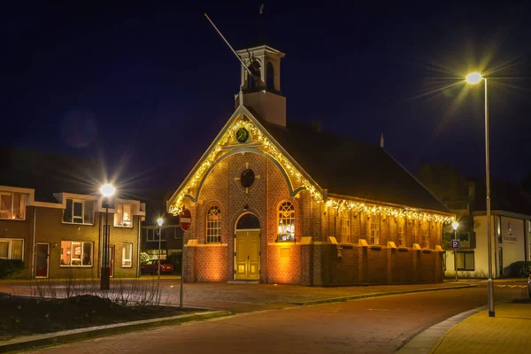 荷兰登海德尔。2021年12月Kerkje van Huisduinen，蓝天有圣诞灯. — 图库照片