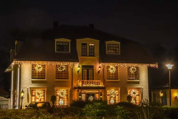 Den Helder, Netherlands. December 2021. Festively lit mansion in Huisduinen, the Netherlands — Foto de Stock